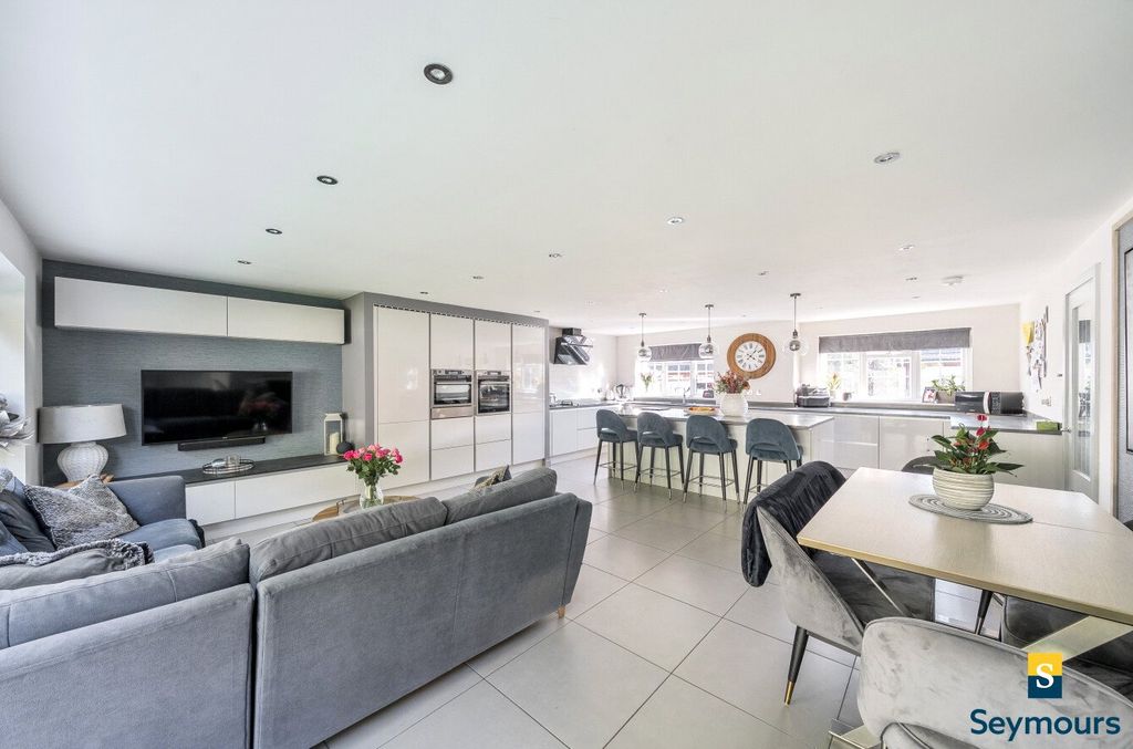 Property photo 2 of 18 Kitchen/Dining