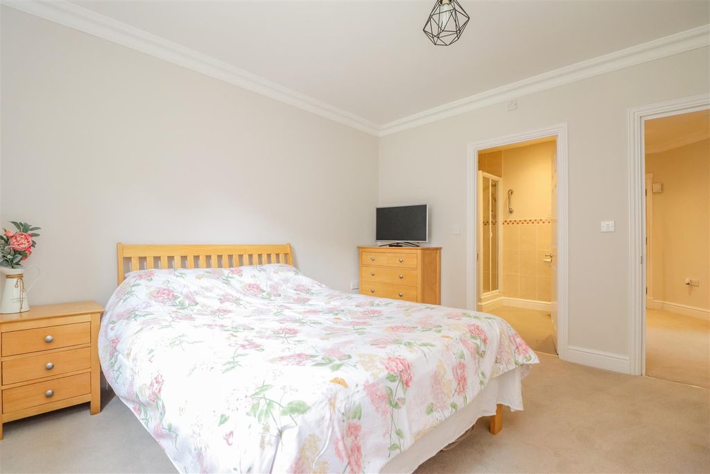 Additional image 11 of 2 bed flat for salePotters Place, Horsham RH12