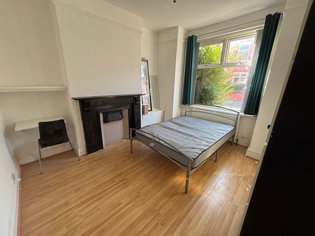 Property photo 1 of 18 4 Bed Terraced House To Rent Braemar Road, Manchester M14