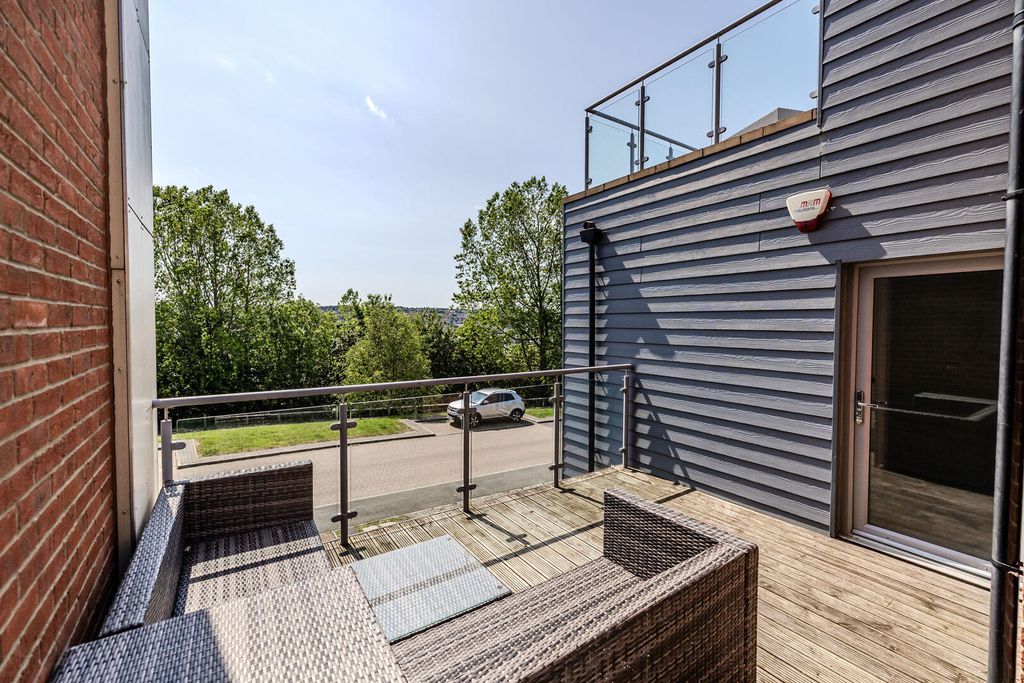 Property photo 3 of 33 Terrace / Patio