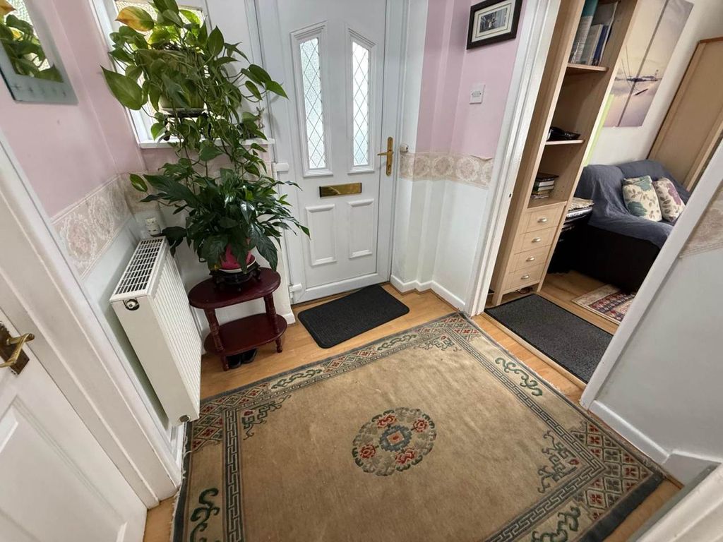 Property photo 2 of 16 Entrance Hall