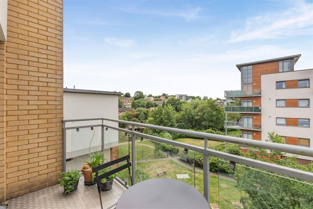 Property photo 1 of 24 8697336-Exterior02.Jpg