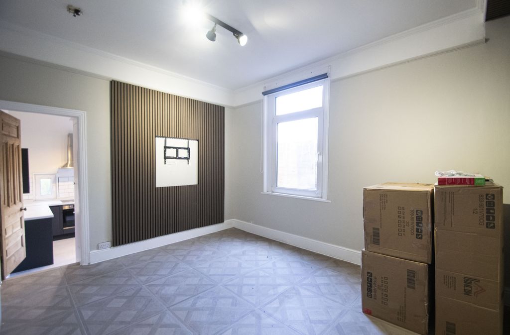 Property photo 3 of 13 Photo 6