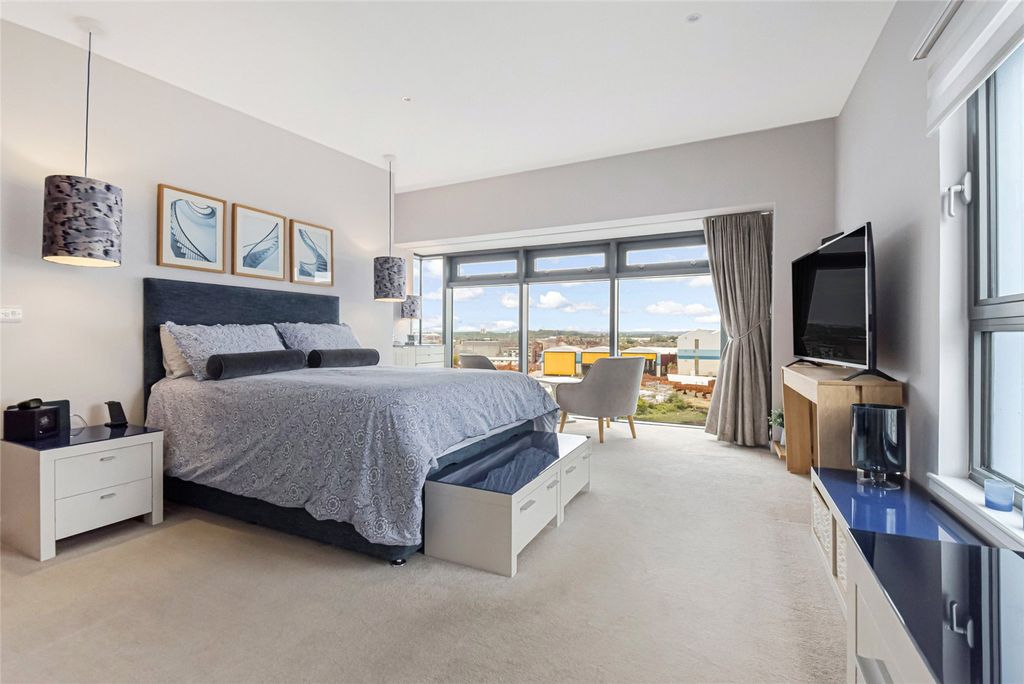 Property photo 3 of 25 Bedroom 1