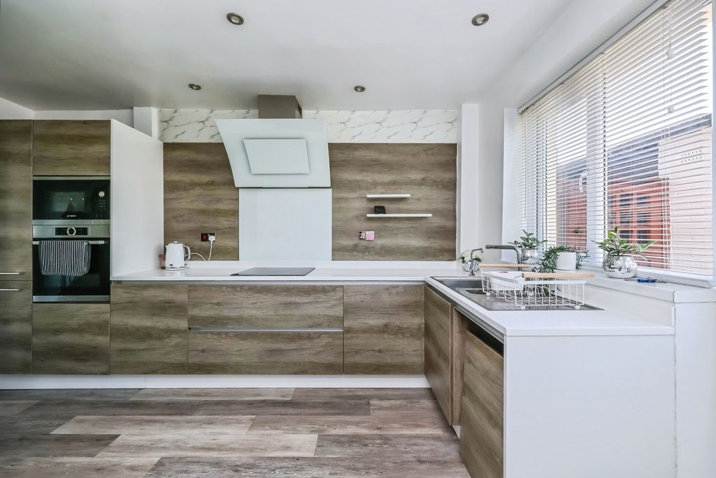Property photo 1 of 17 Fitted Kitchen