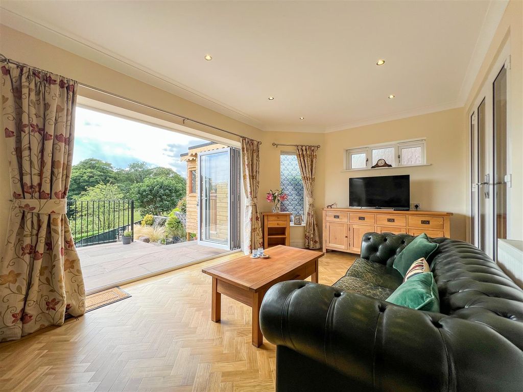 Property photo 3 of 34 Living / Dining Room