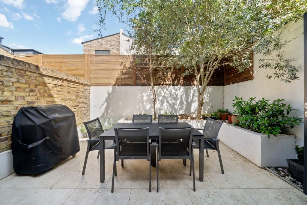 Property photo 2 of 8 Fulham Palace Road 371 Flat A Sw6 Ph3.Jpg
