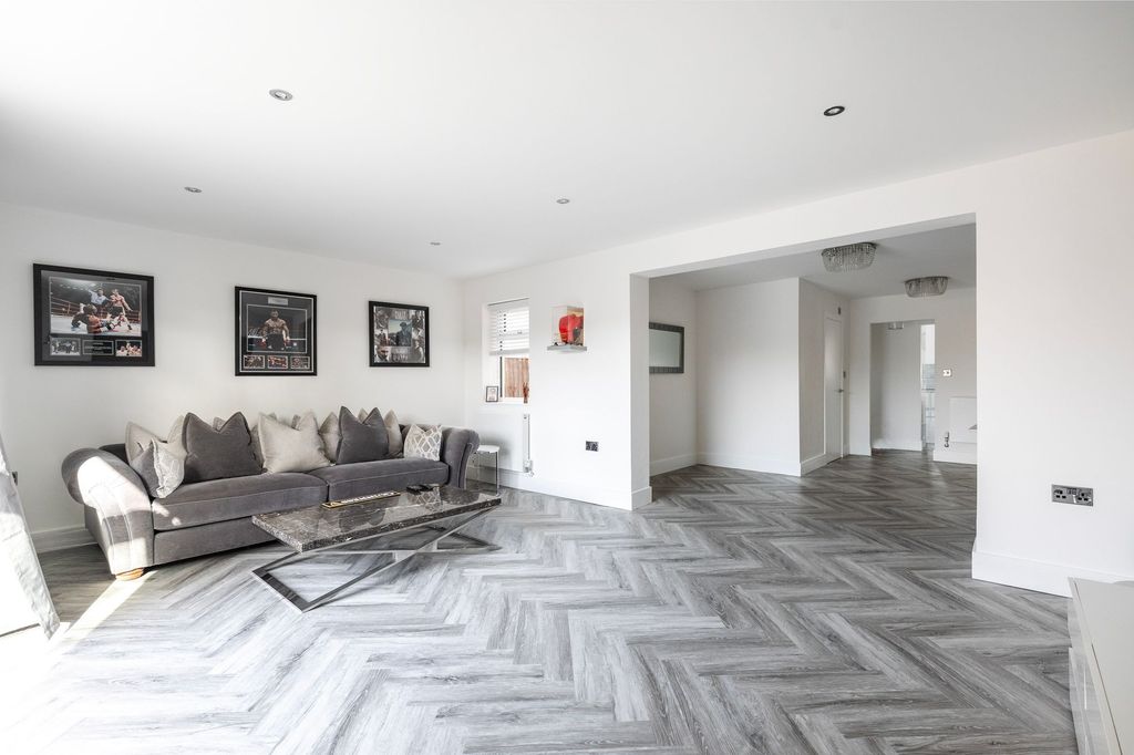 Property photo 3 of 18