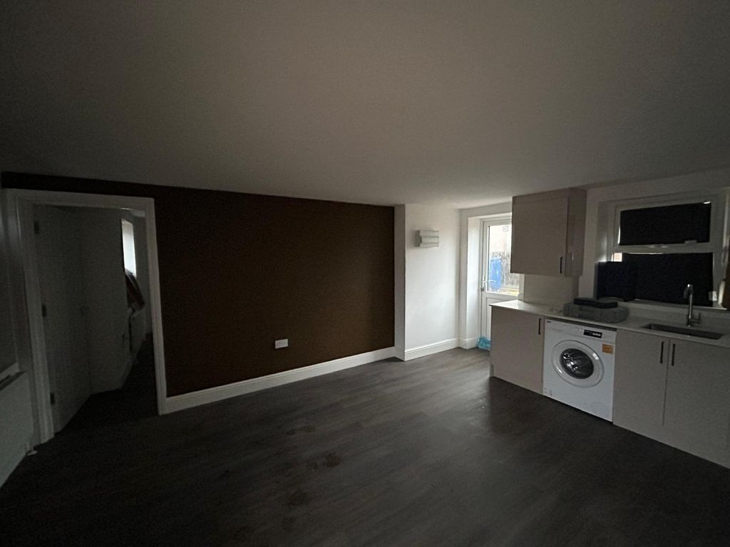 Property photo 3 of 6 Gallery