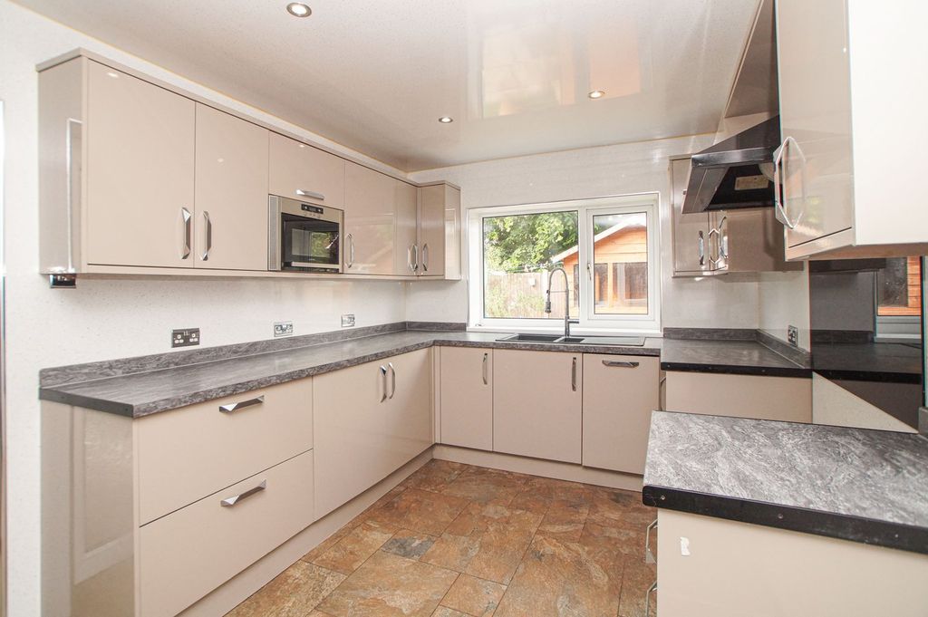 Property photo 2 of 18 Dining Kitchen