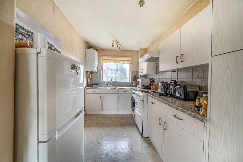 Property photo 2 of 17 1405845-10-699598...