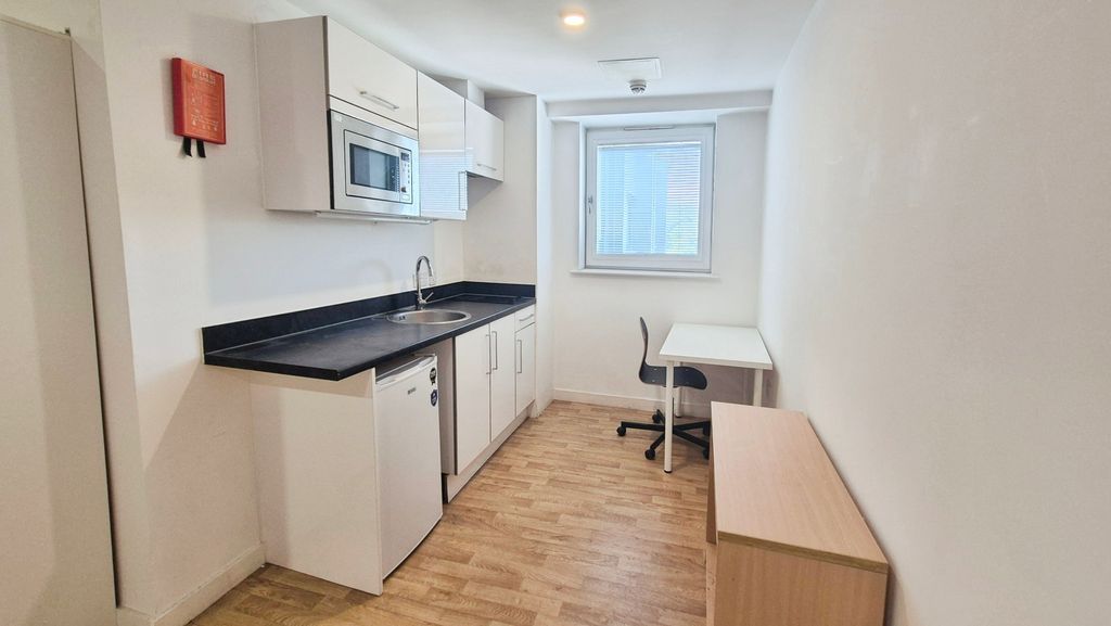 Property photo 3 of 8 7E41c16c-1000124996