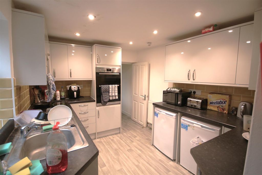 Property photo 3 of 26 Kitchen A.Jpg