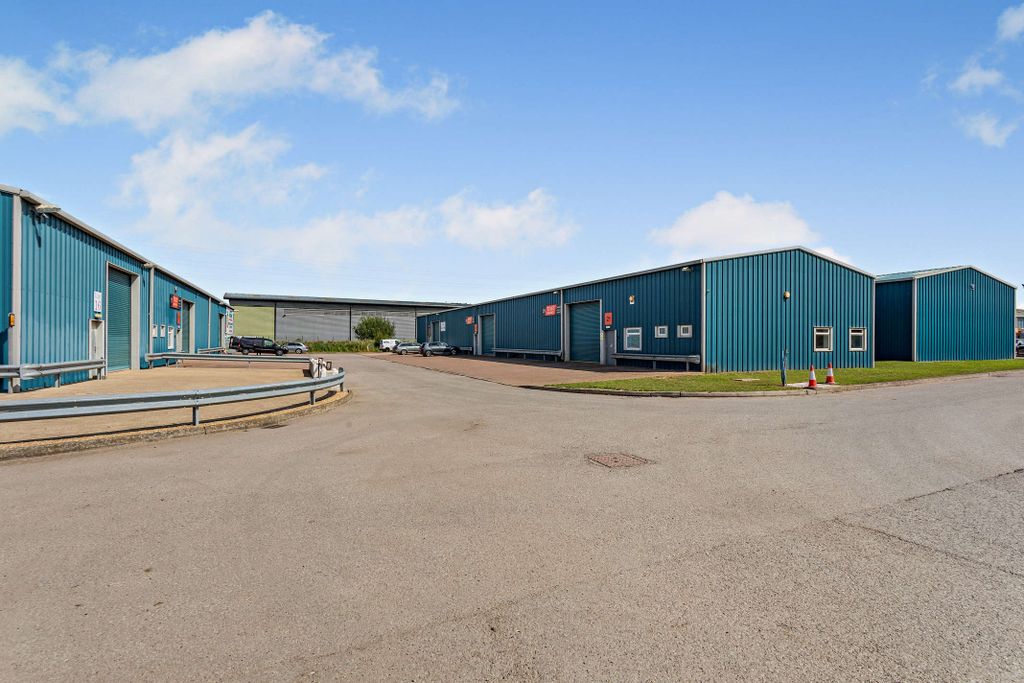Property photo 3 of 6 8651643-Exterior04-800