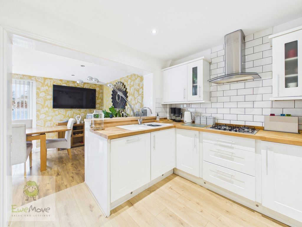 Property photo 3 of 19 Kitchen