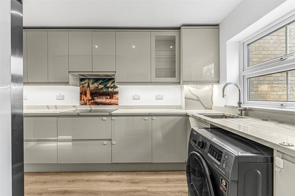 Property photo 2 of 19 Picture No. 34