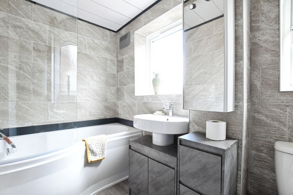 Property photo 3 of 19 Bathroom