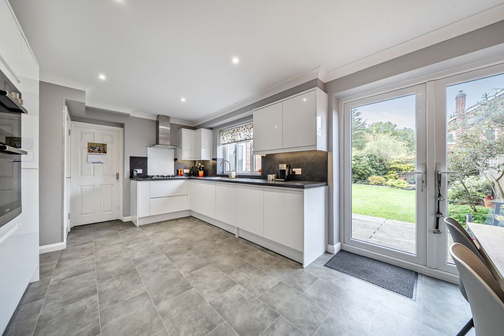 Property photo 3 of 19 Kitchen