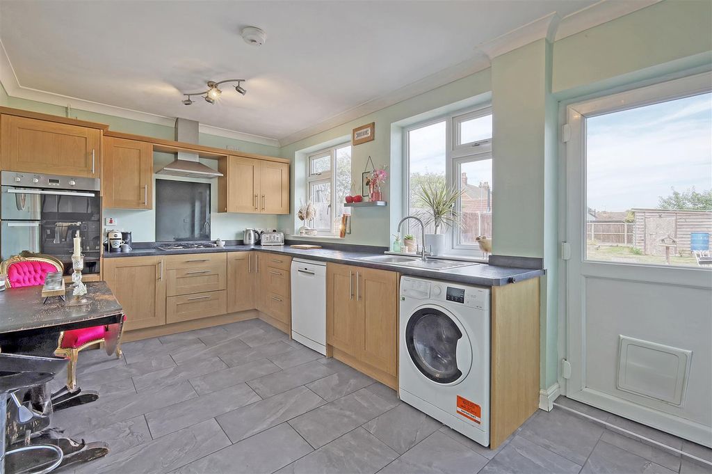 Property photo 3 of 18 Fingringhoe Road