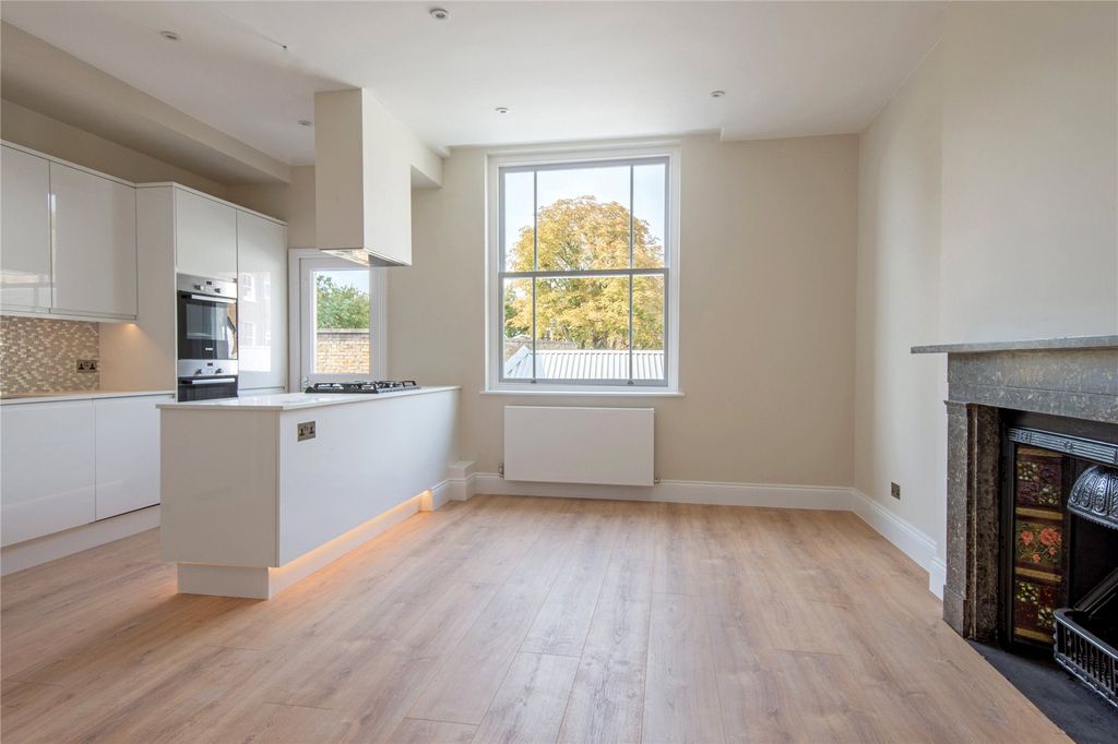 Property photo 1 of 11 Kitchen / Reception