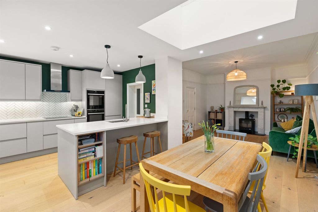 Property photo 3 of 32 37Parklane-013.Jpg