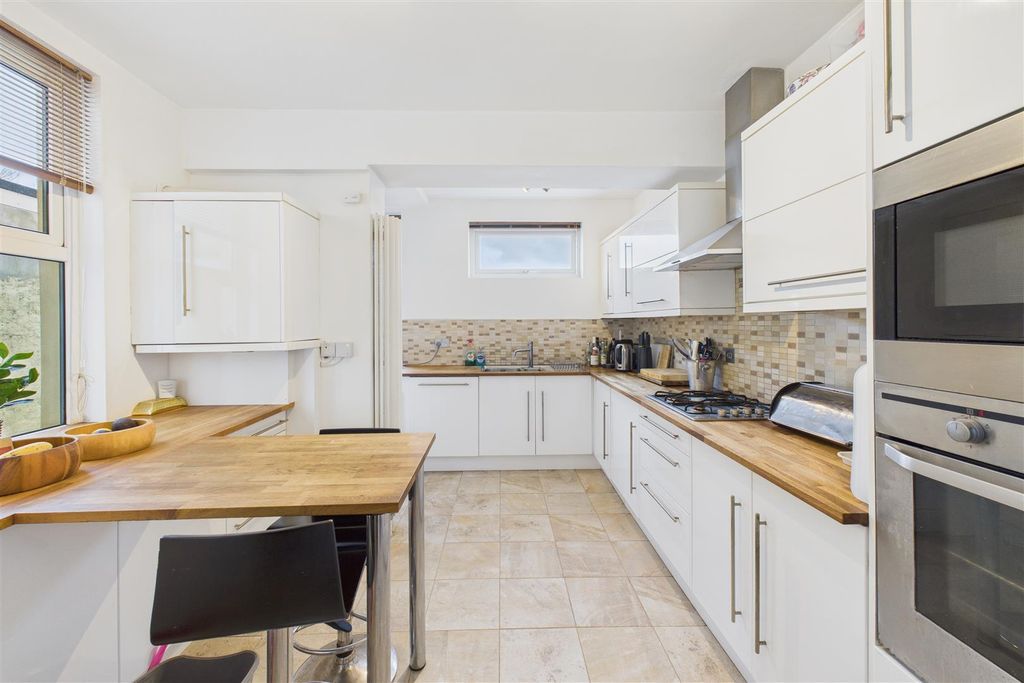 Property photo 3 of 31 Kitchen