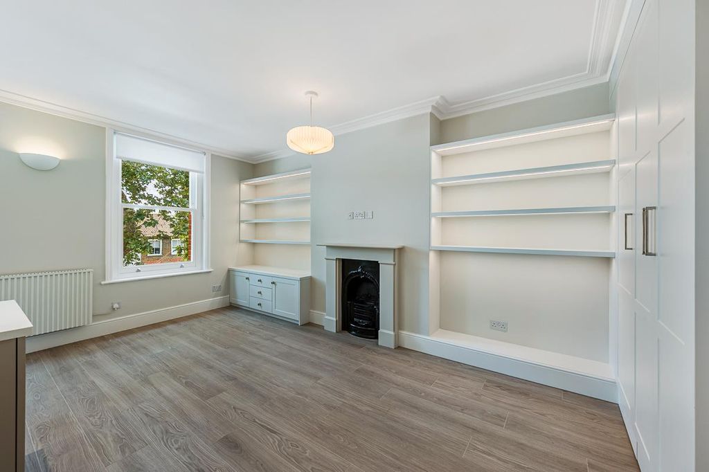 Property photo 3 of 7 Flat 3, 130A Chiswick High Road (1).Jpg