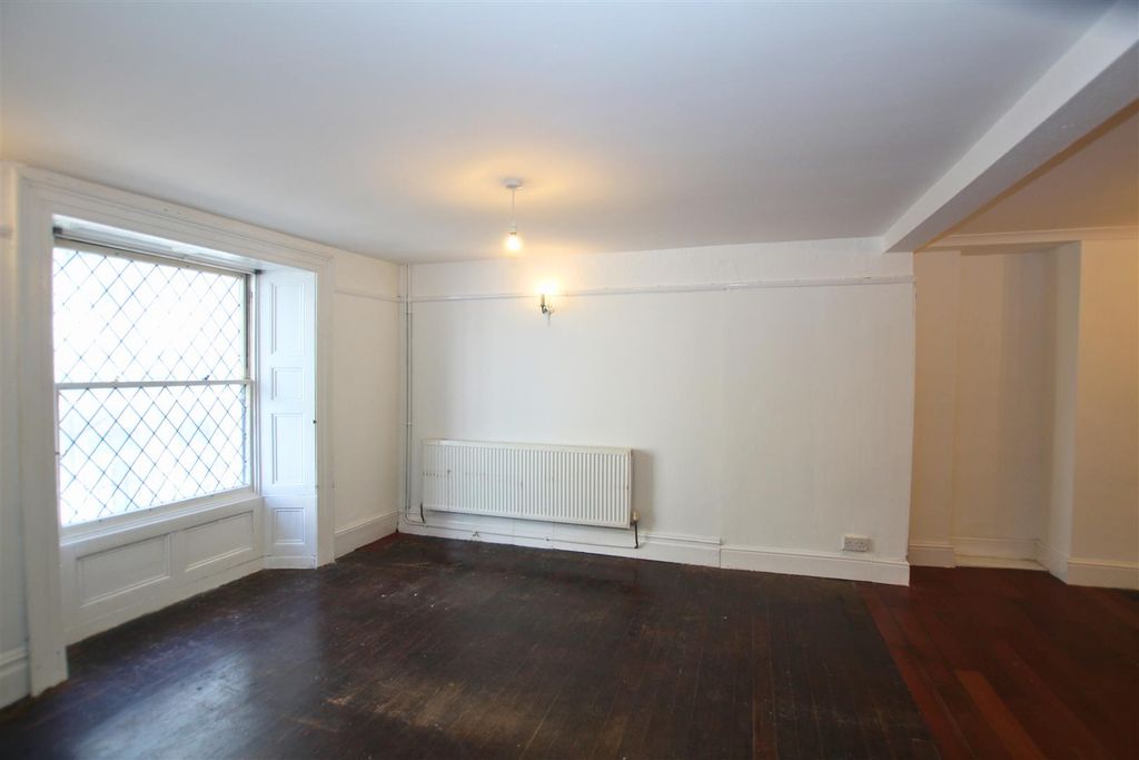 Property photo 2 of 16 Lounge