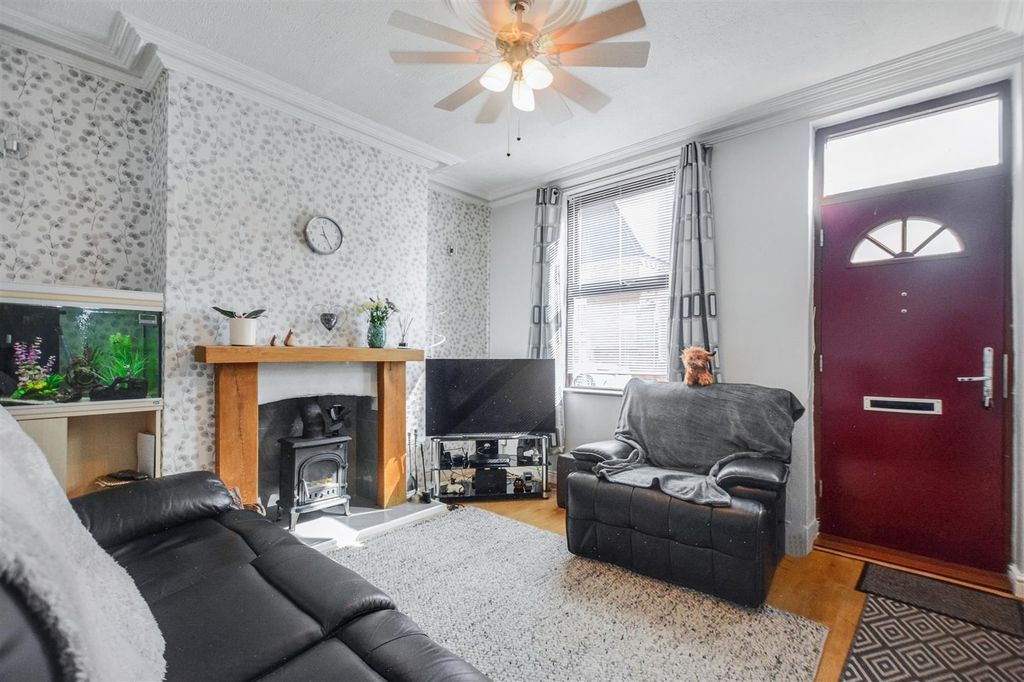 Property photo 2 of 14 Lounge