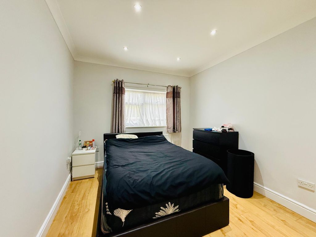 Property photo 3 of 9 47 Kenton Gardens  (1)