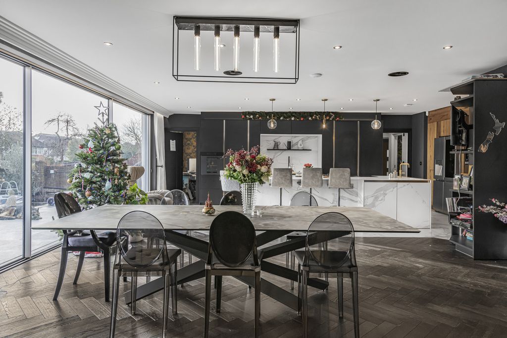 Property photo 2 of 33