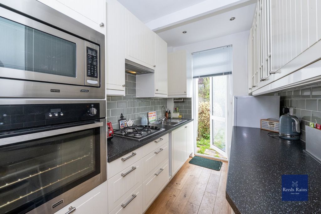 Property photo 3 of 12 Kitchen