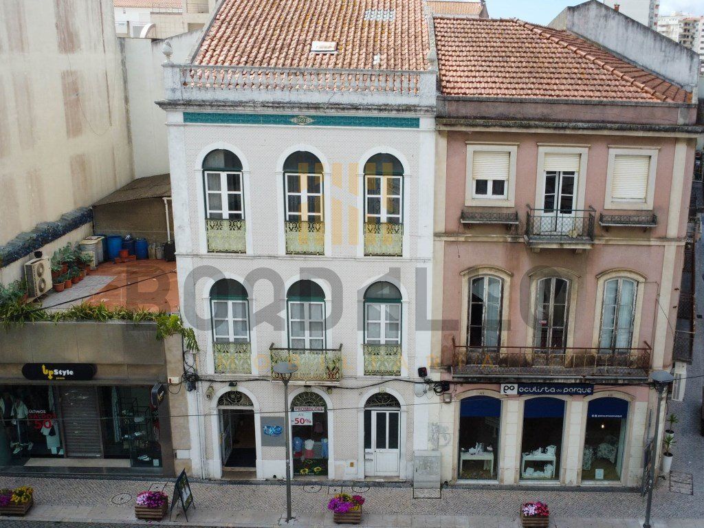 Property photo 1 of 31 Historic Building | Center Of Caldas Da Rainha | 3 Units + Attic