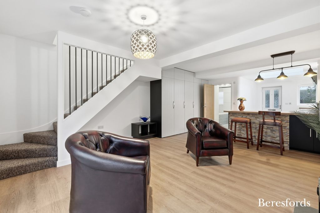 Property photo 1 of 17 Lounge