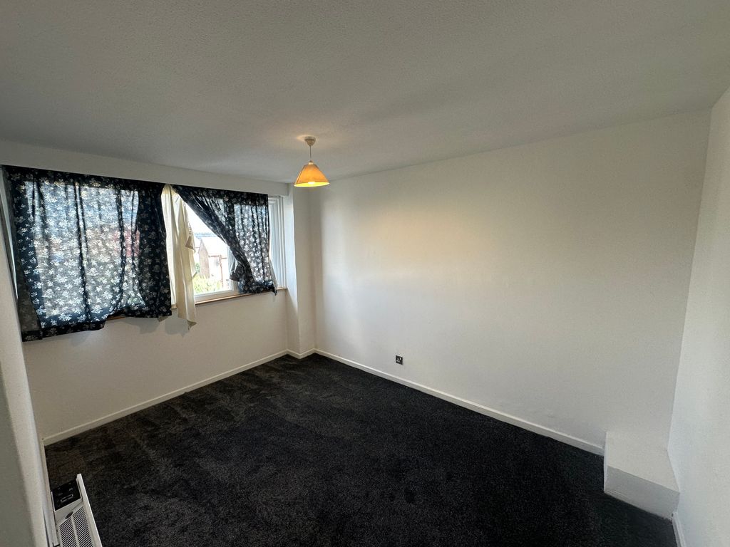 Property photo 3 of 5 Living Room