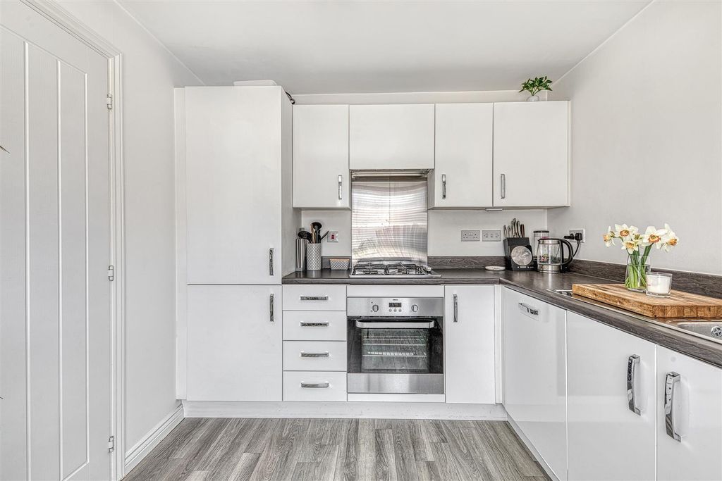 Property photo 2 of 27