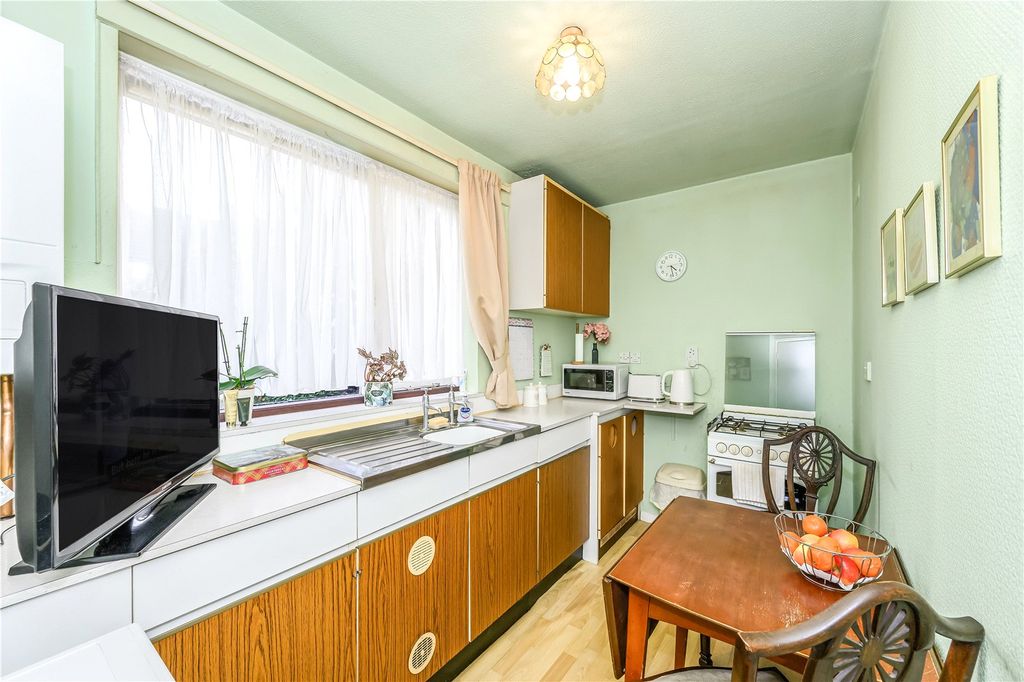 Property photo 3 of 10 Kitchen