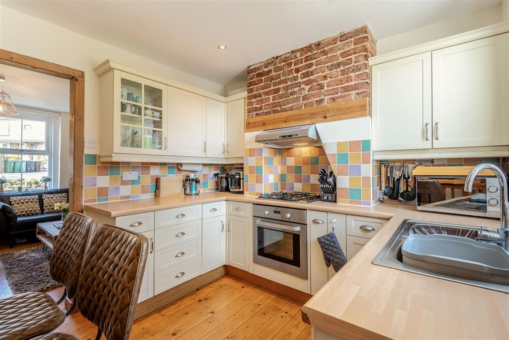 Property photo 3 of 16 8684047-Interior04.Jpg