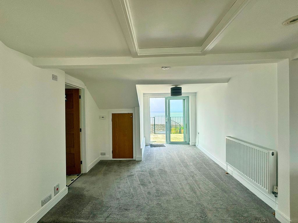 Property photo 3 of 9 Lounge