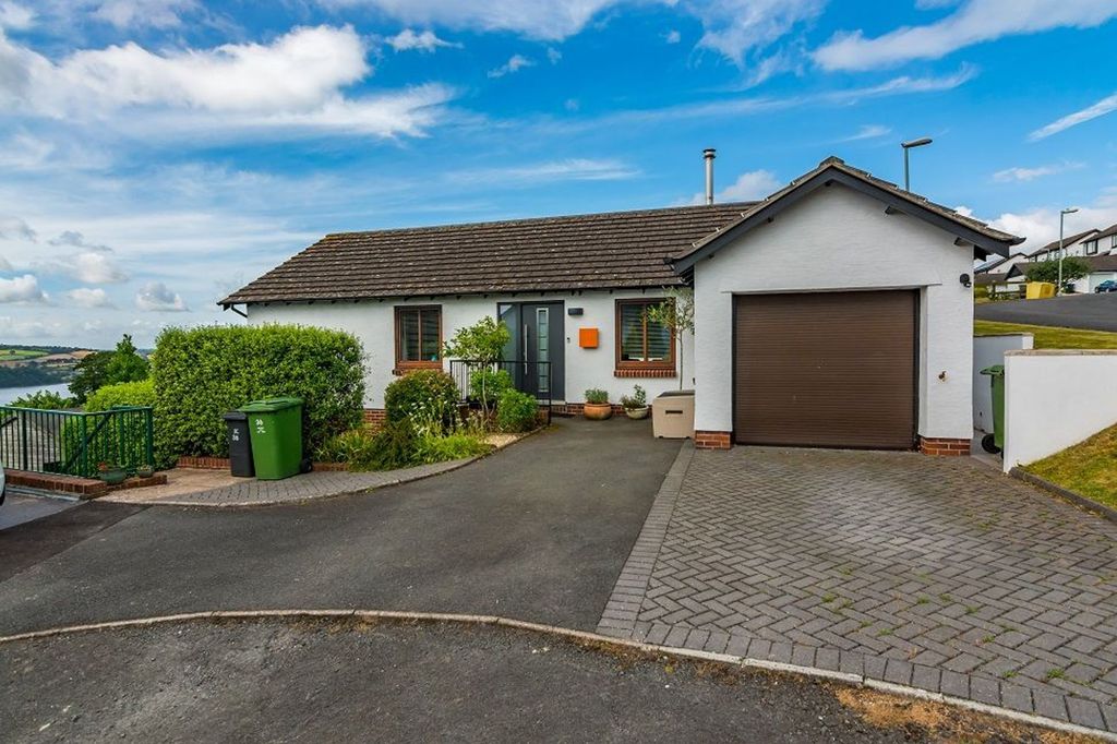 Property photo 1 of 19 37 Great Furlong-7_1708443691566.Jpg