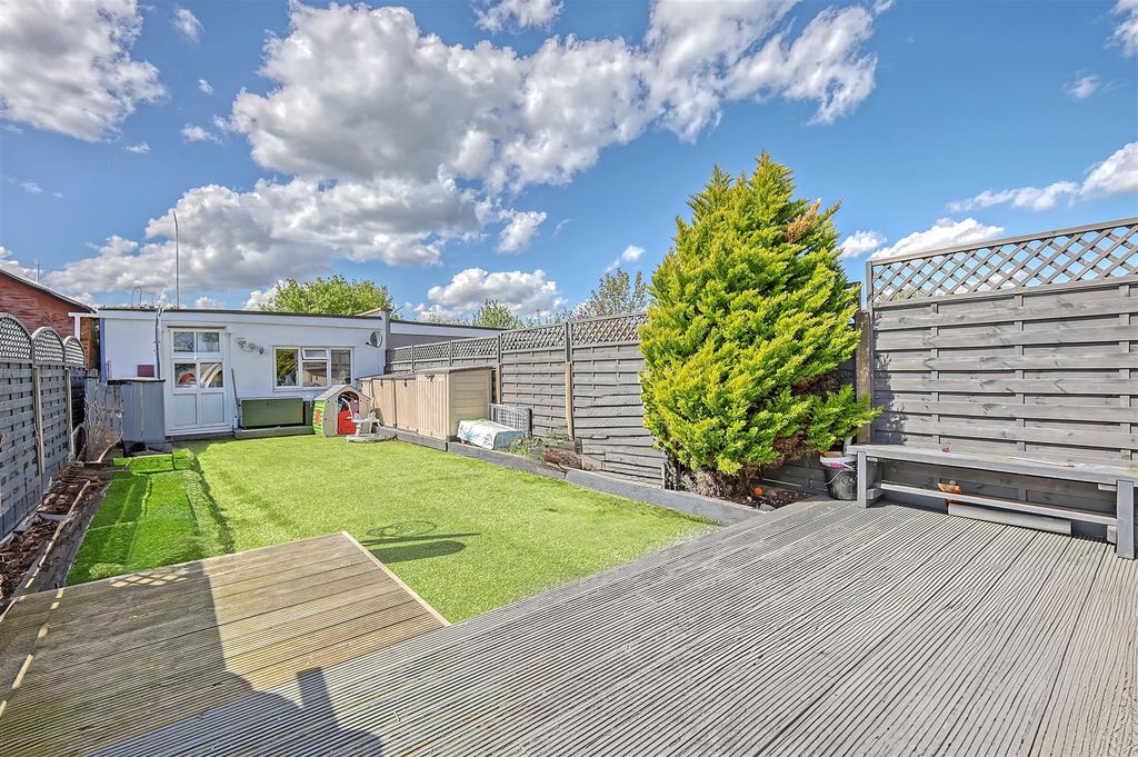 Property photo 2 of 30 76 Riv Ave New Gdn.Jpg