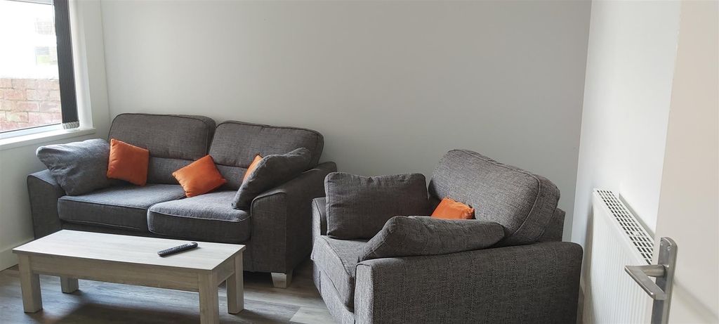 Property photo 2 of 13 Lounge (2).Jpg