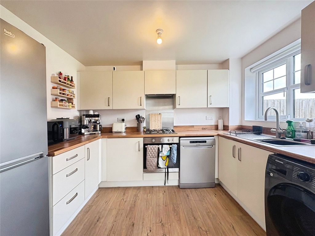 Property photo 3 of 11 Kitchen