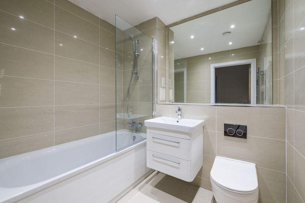 Property photo 3 of 6 150-Whyteleafe-Ho...