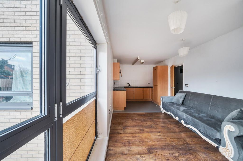 Property photo 2 of 10 Davidson Frost-Wellings, Dfw, Poppy Court, Ha3, Li