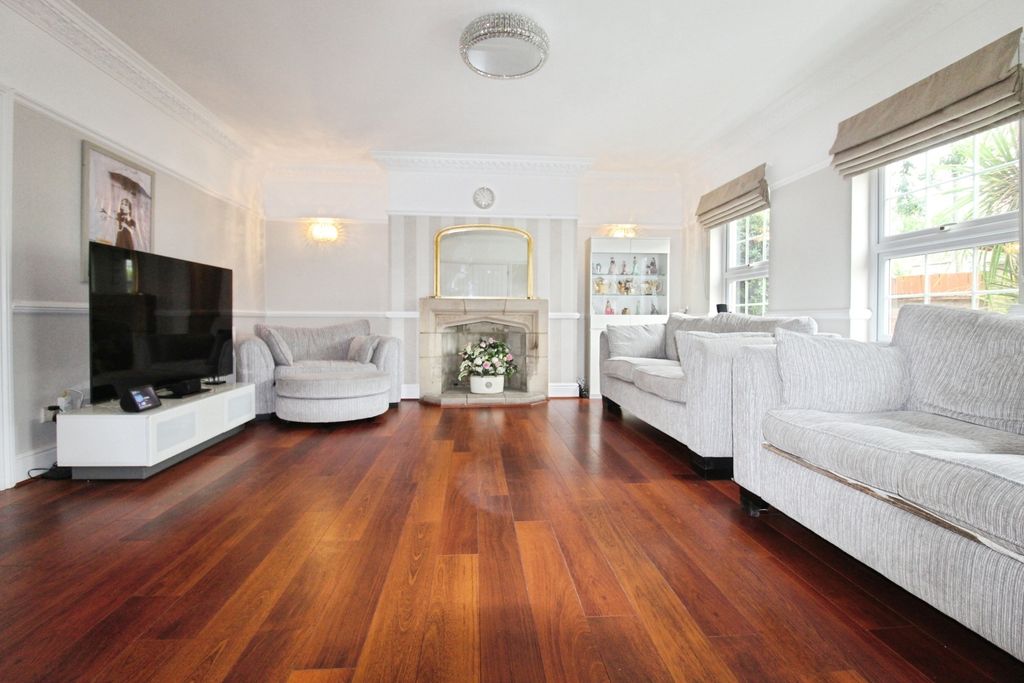 Property photo 3 of 46 Pbox-Living_Room-313625.Jpg