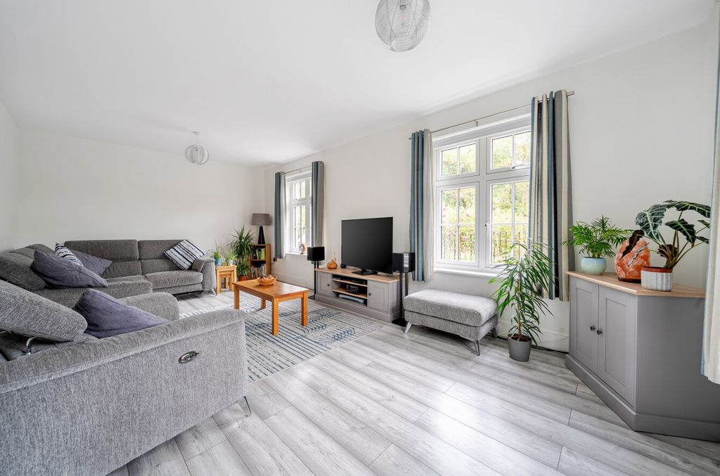 Property photo 2 of 21 1368942-13-68Ece2...