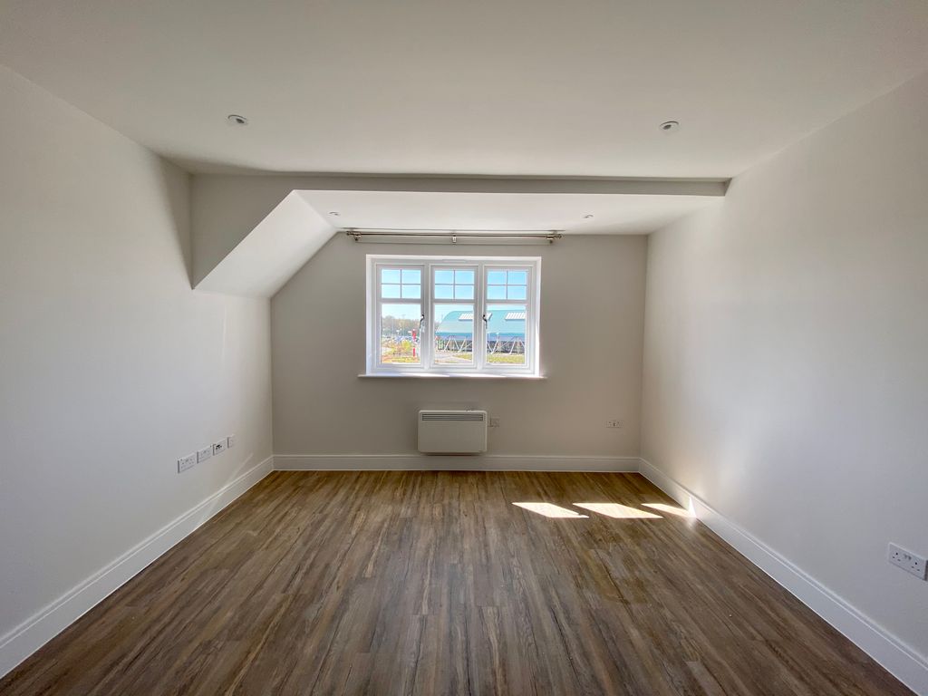 Property photo 3 of 8 Image00011