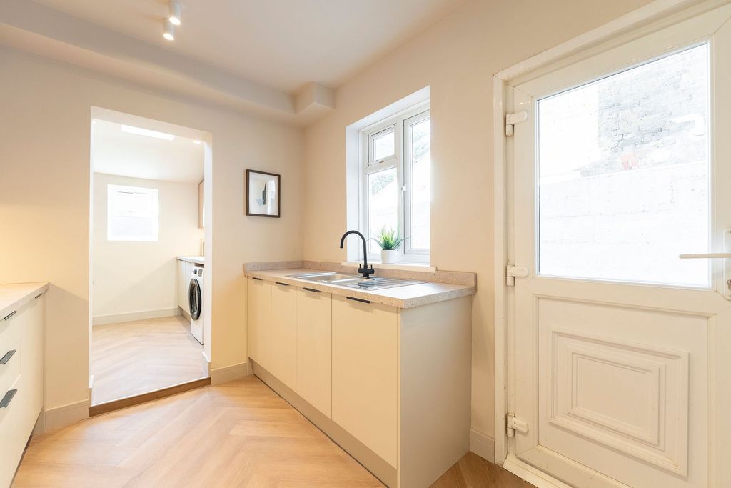 Property photo 3 of 32