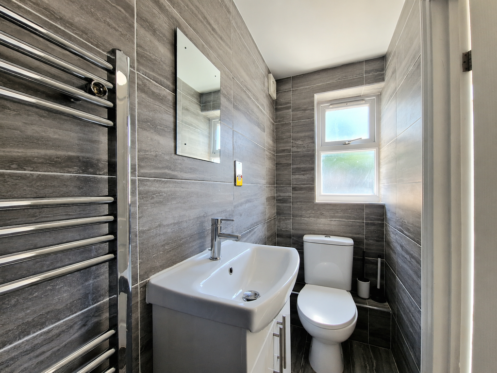 Property photo 3 of 6 Grndflr Toilet